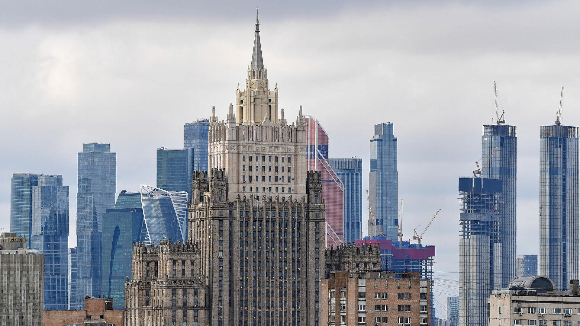 У главного входа в здание МИД России появилась инсталляция Победы У главного входа в здание МИД России появилась инсталляция Победы