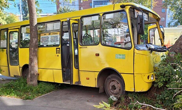 В Екатеринбурге автобус врезался в дерево, есть пострадавшие