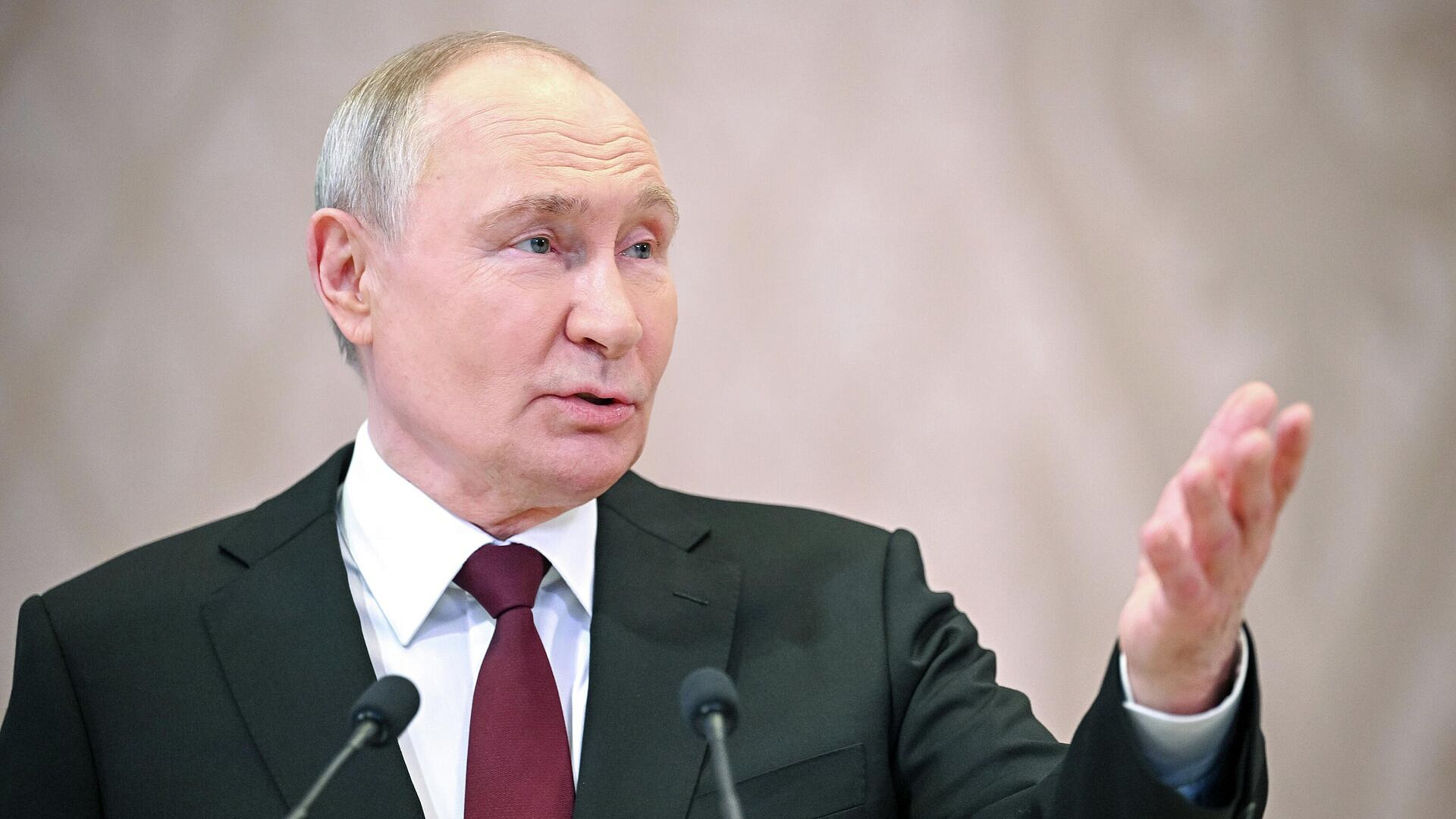 Путин назвал западные СМИ средствами массового одурачивания