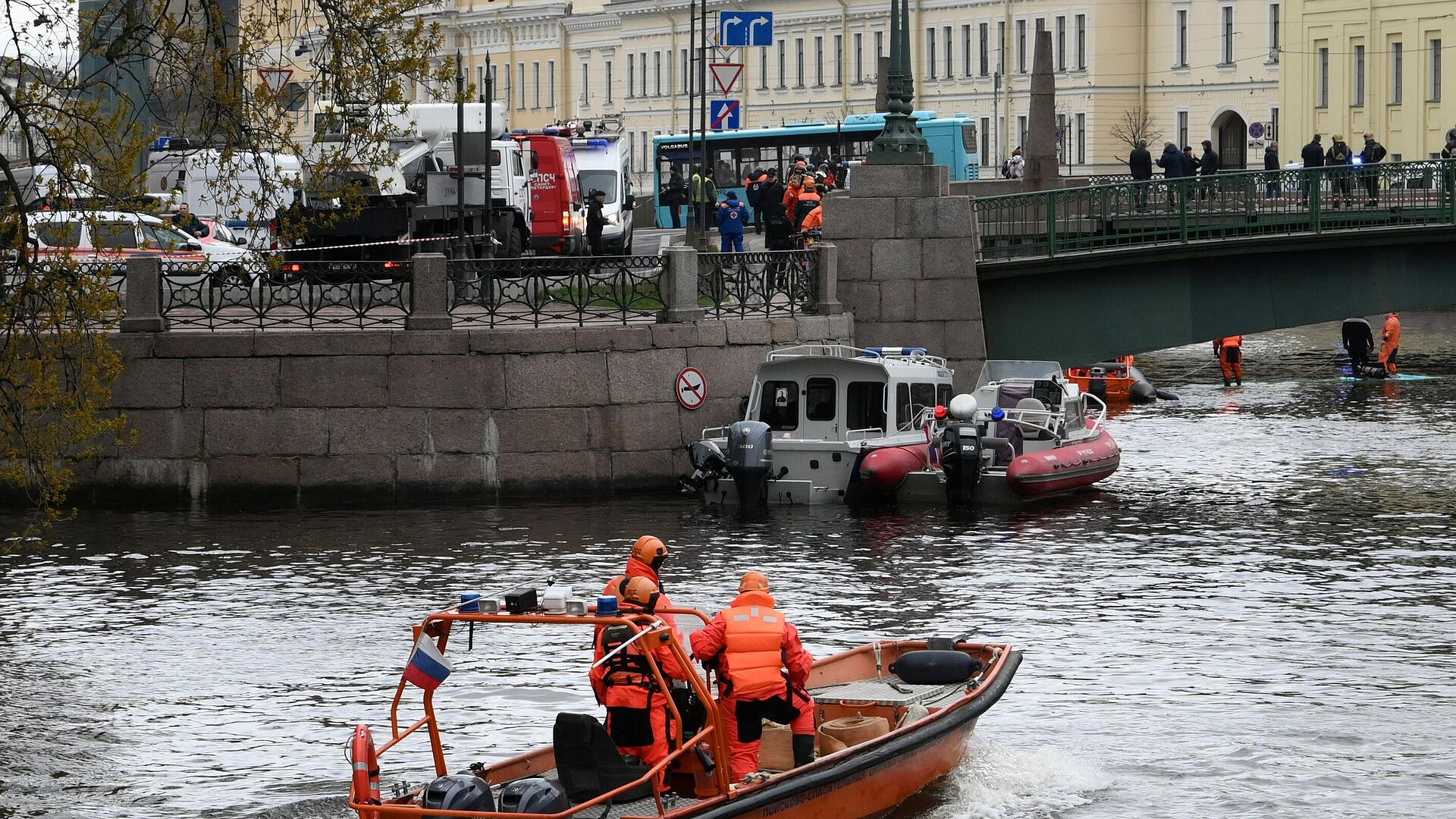 Водителя автобуса, упавшего в реку в Петербурге, допросили