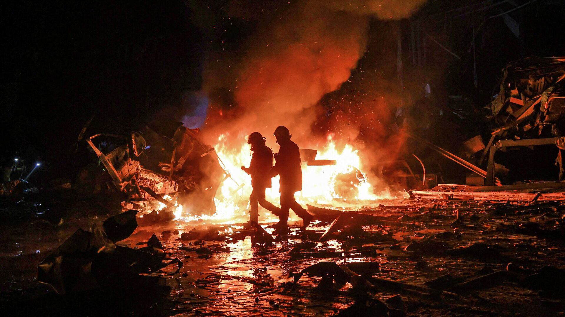 Седьмая за ночь серия взрывов прогремела в городе Бурштын на западе Украины