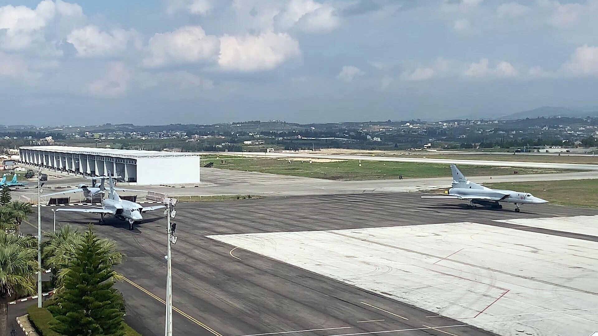 Россия предоставила сирийцам убежище на своей авиабазе, заявила Захарова