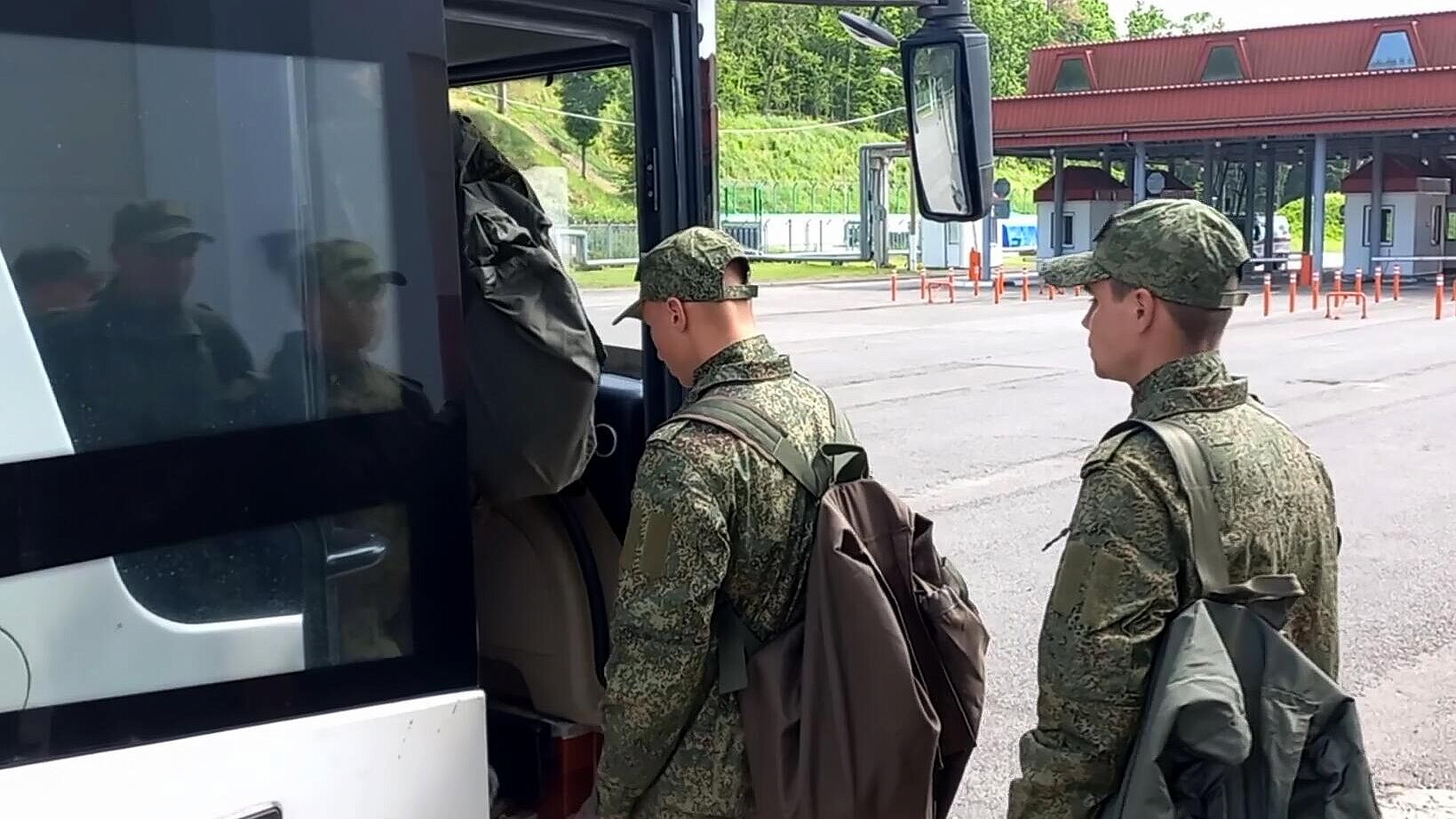 Вернувшиеся из плена российские военнослужащие прибыли в Москву