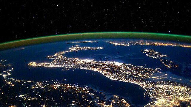 Земля может сама распространять жизнь в космос, считает эксперт