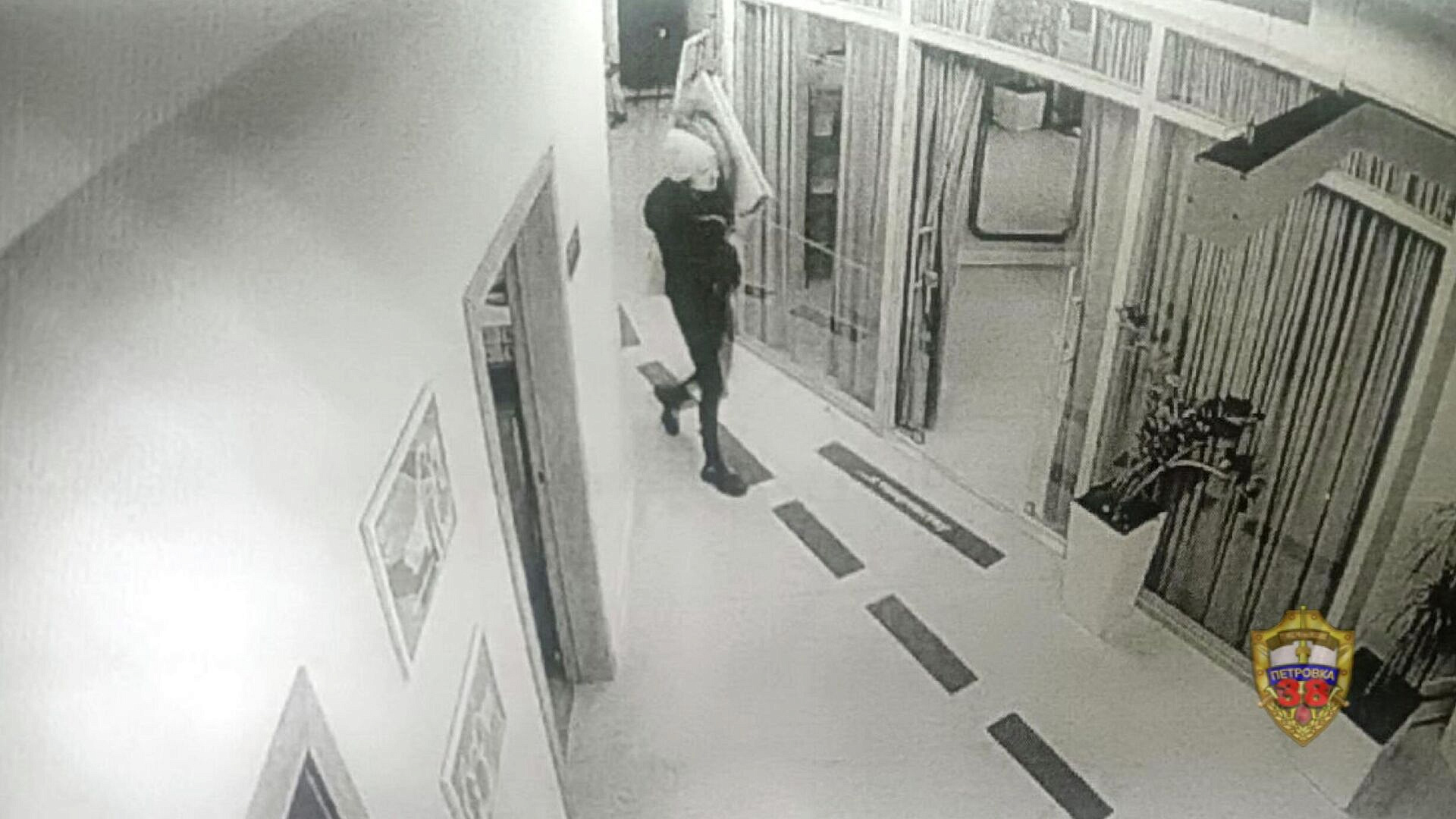 В Москве рецидивистка украла картину за 50 тысяч рублей