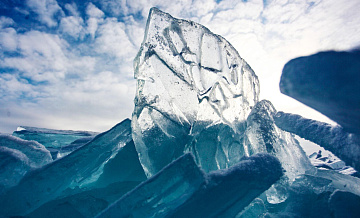 На Байкале машина с туристами провалилась под лед, есть погибшие