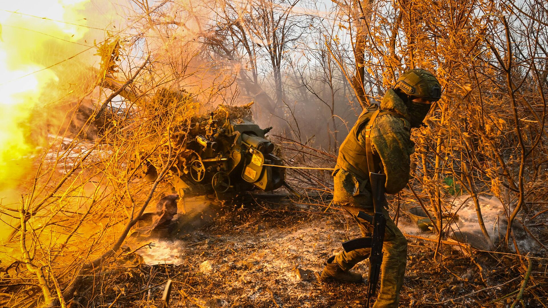 Трое российских бойцов спасли трехтонную пушку Д-30 от дронов ВСУ Трое российских бойцов спасли трехтонную пушку Д-30 от дронов ВСУ