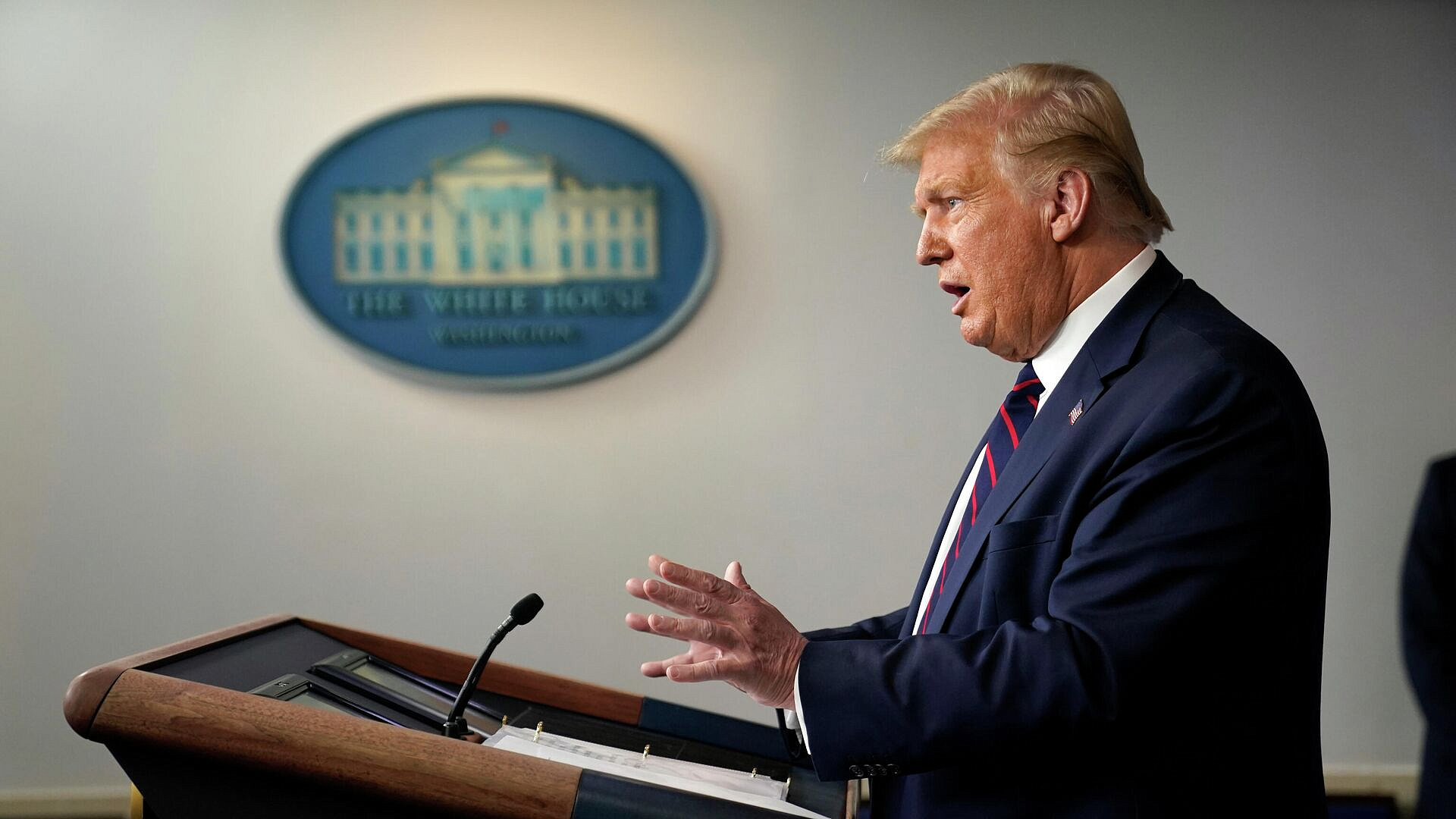 Трамп впервые признает английский язык официальным языком США, пишет WSJ