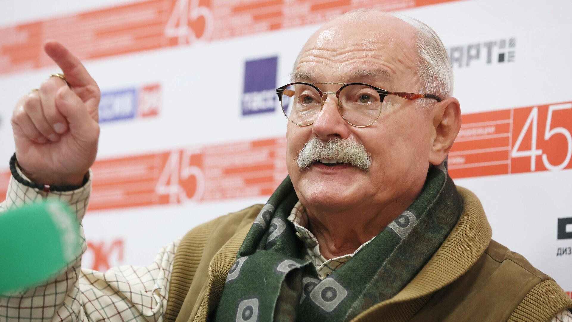 Михалков посчитал, что его спектакль "Перед рассветом" нужен новым регионам Михалков посчитал, что его спектакль "Перед рассветом" нужен новым регионам