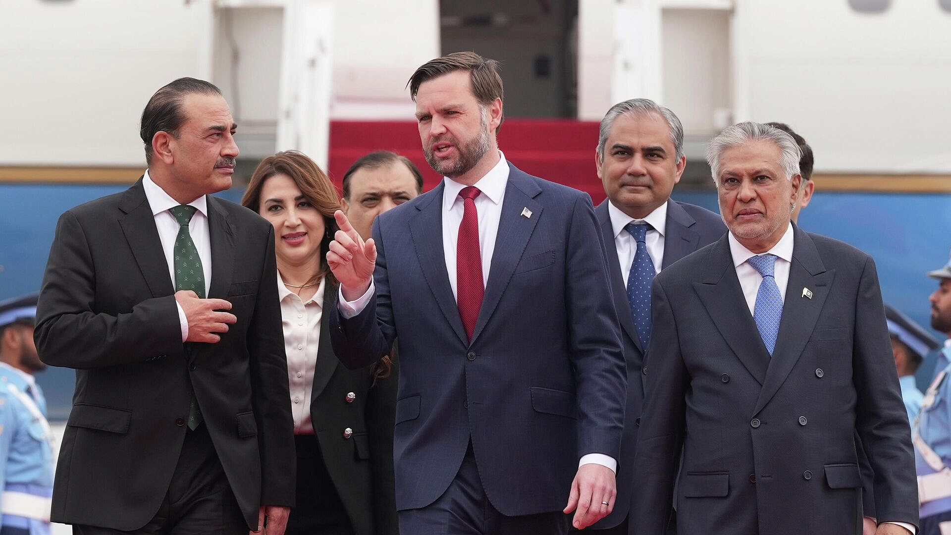 Вэнс сыграл ключевую роль в организации переговоров США и Ирана, пишут СМИ