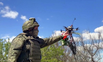 Российские военные дроном возложили цветы на Аллее Славы в Херсоне