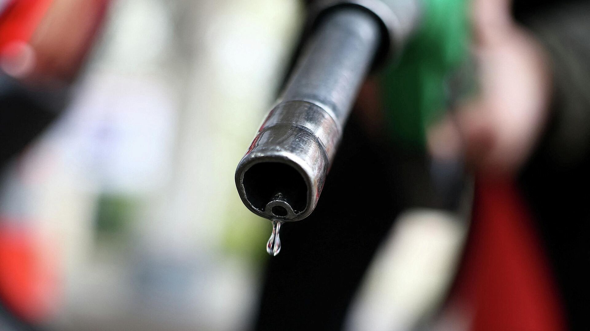 Шри-Ланка обсуждает с Россией закупку бензина, пишет Bloomberg