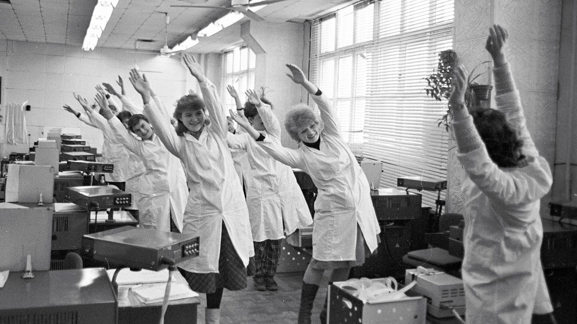 Назад в СССР: производственная гимнастика спасет на работе