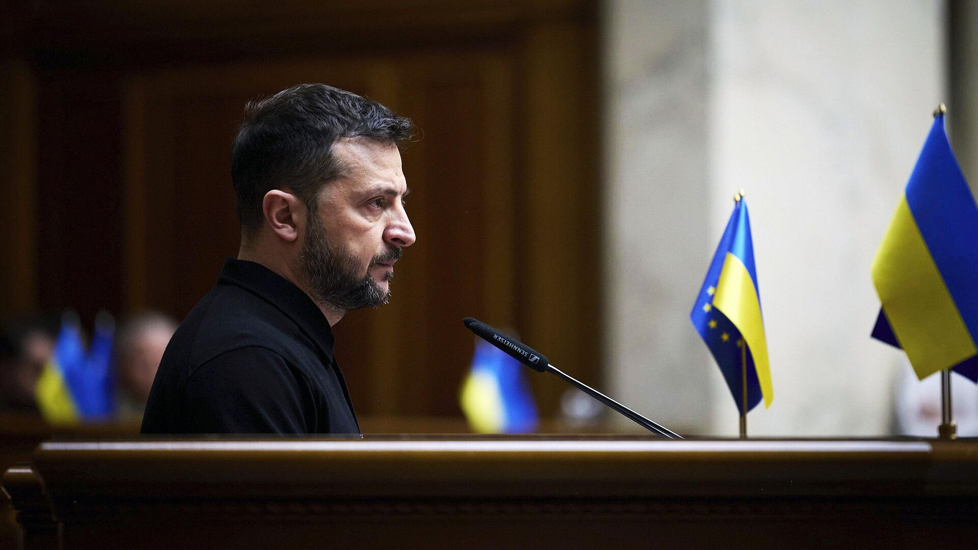 Зеленский ведет Украину к гражданской войне, заявил депутат Рады