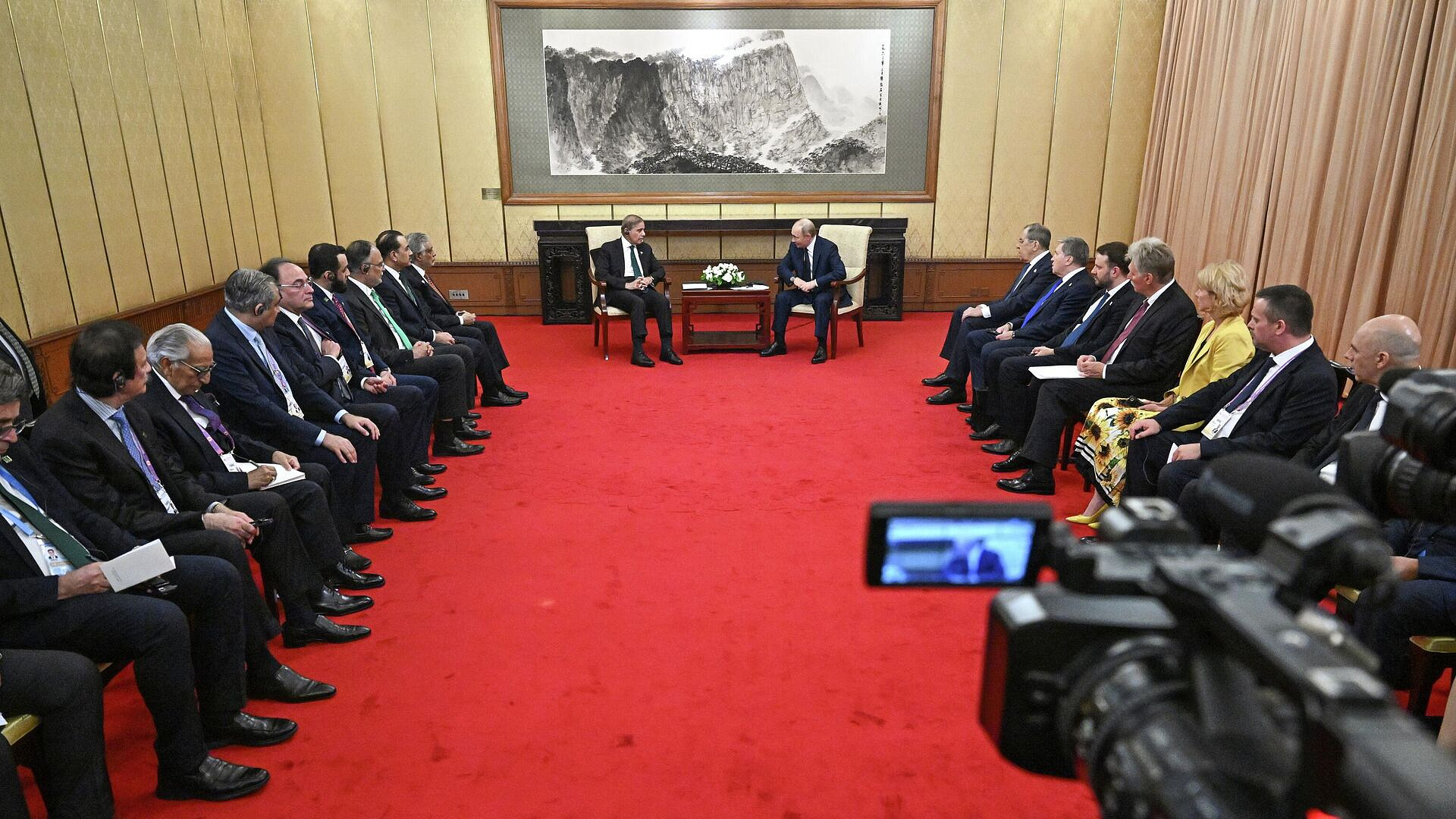 Шариф поблагодарил Путина за поддержку Пакистана