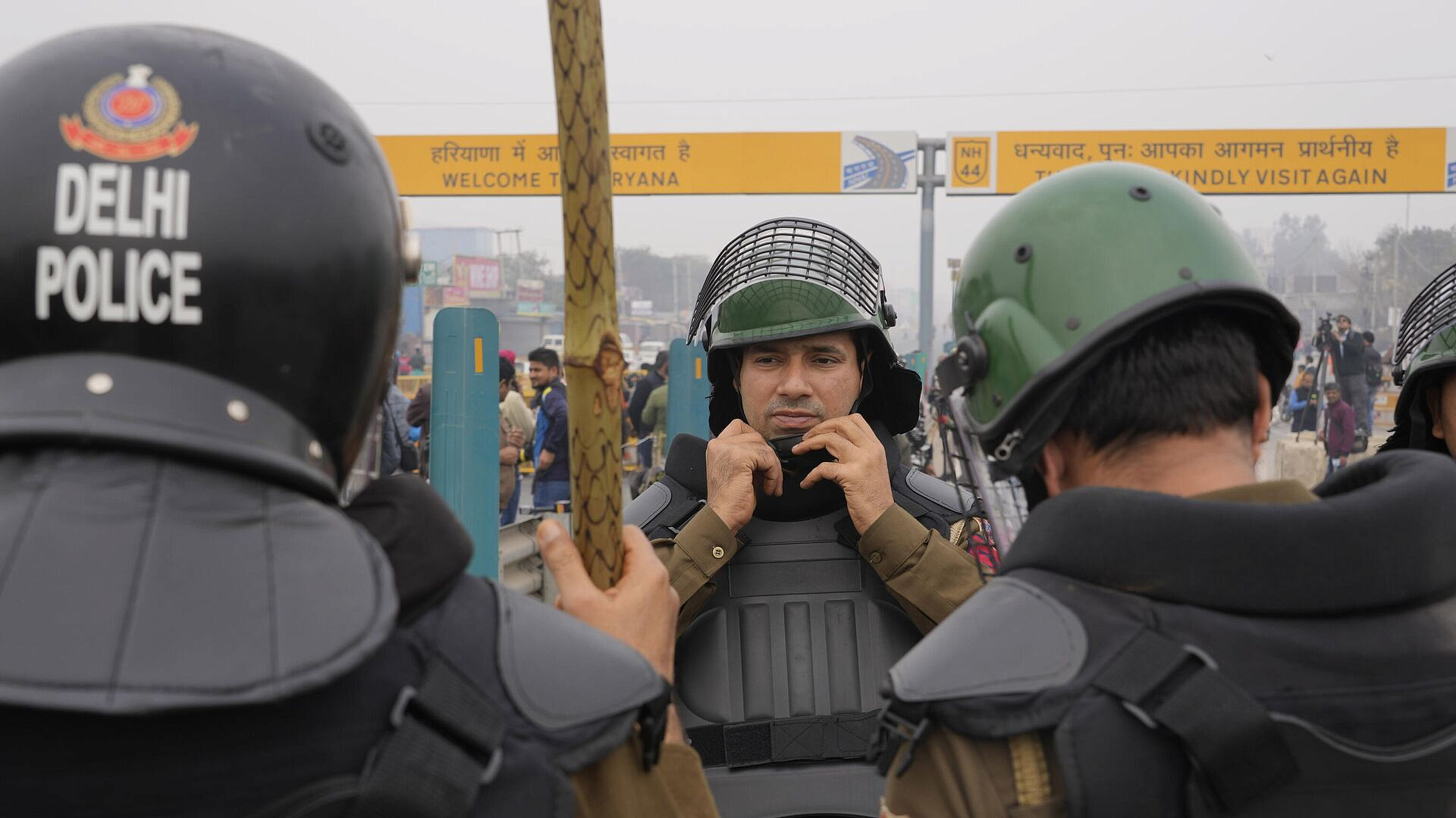 Полиция в Индии применила водометные пушки при разгоне демонстрации