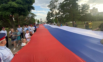 В Волгограде пронесли стометровое полотнище флага России