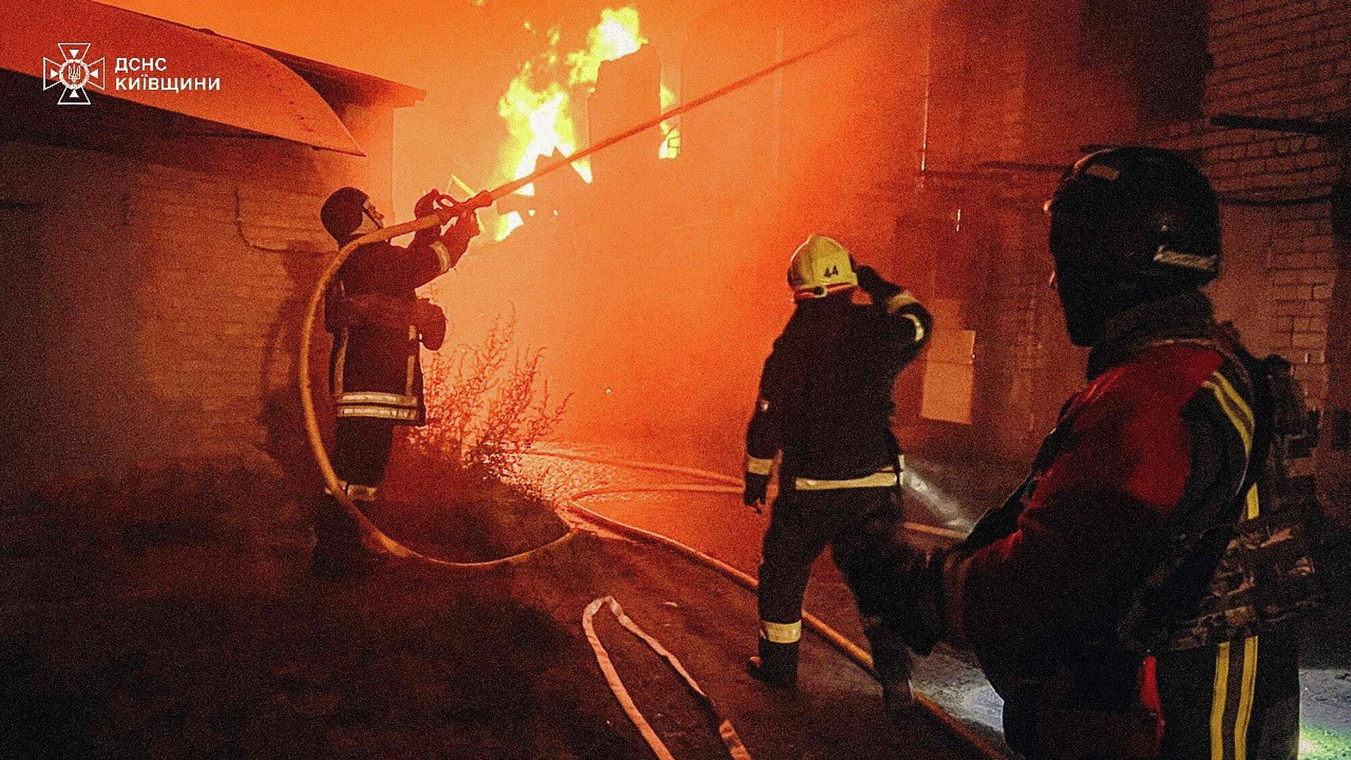 В Киеве горят складские помещения