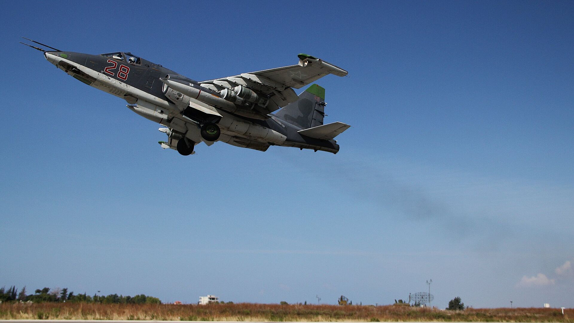 Российские Су-25 уничтожили бронетехнику ВСУ Российские Су-25 уничтожили бронетехнику ВСУ