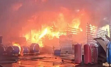 В Подмосковье потушили пожар на складе с полиэтиленом
