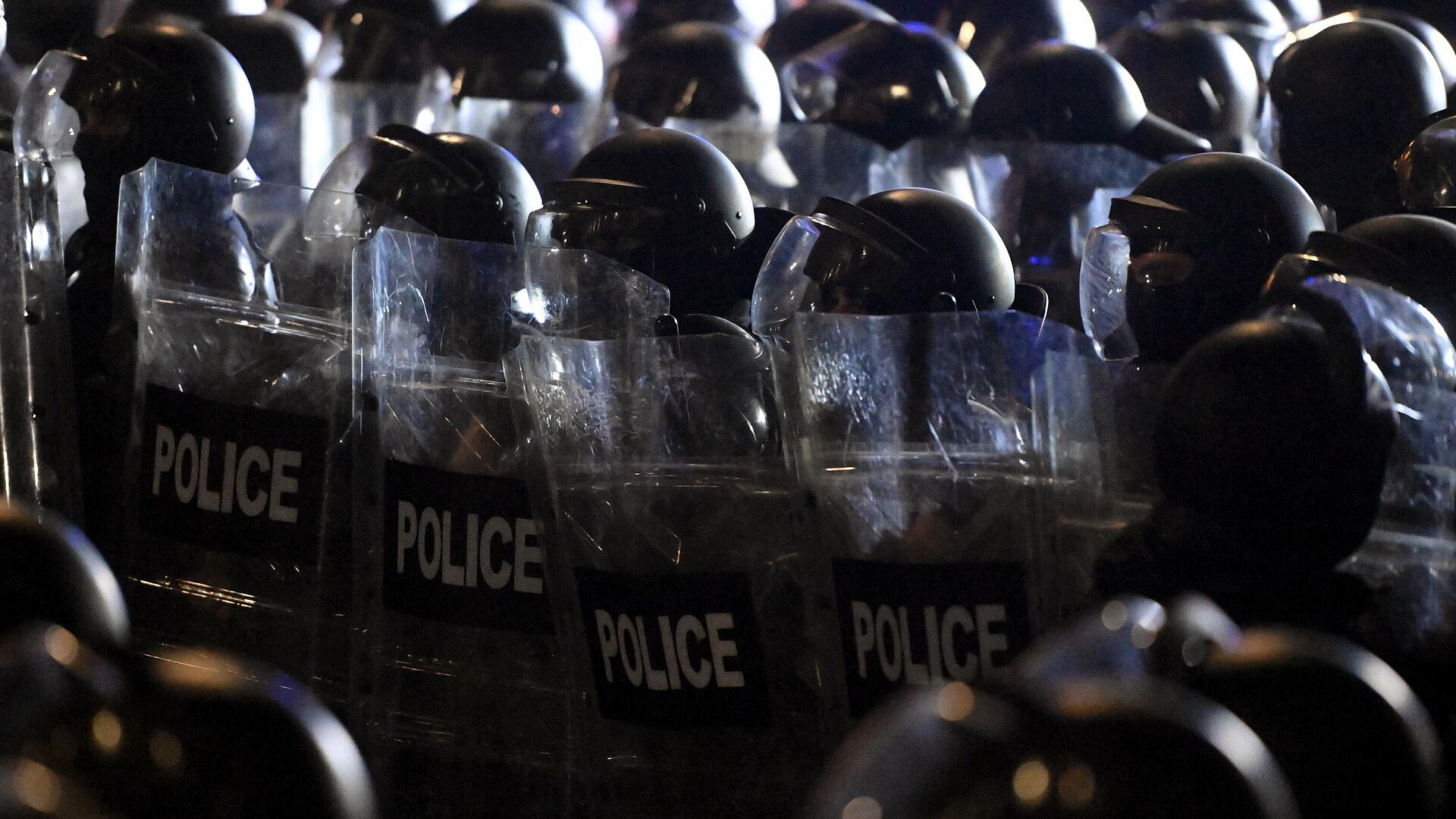 Протестующие собираются у парламента Грузии