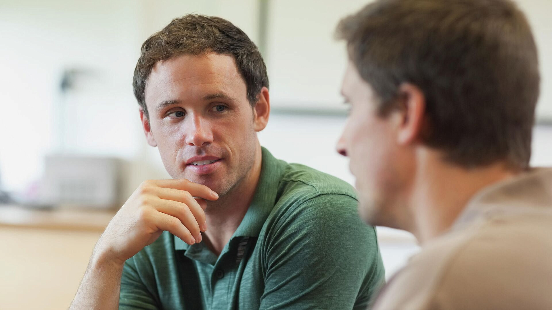 Филолог рассказал, актуально ли еще обращение на "вы" с большой буквы