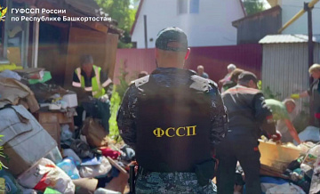 В Уфе из дома пенсионера вывезли десять грузовиков мусора