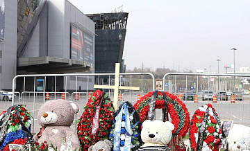 Люди собираются на панихиду у мемориала на месте трагедии в "Крокусе"