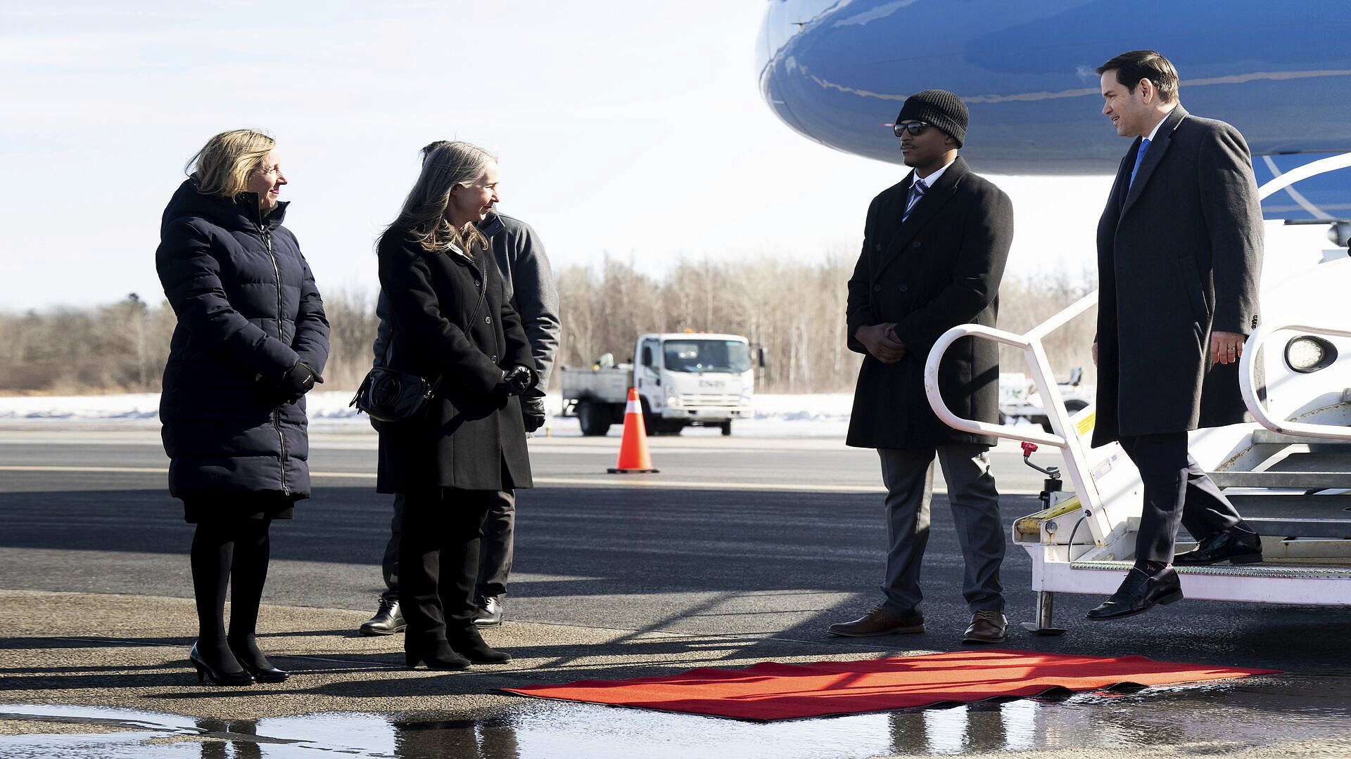 Госсекретарю США расстелили в Канаде короткую красную дорожку у лужи