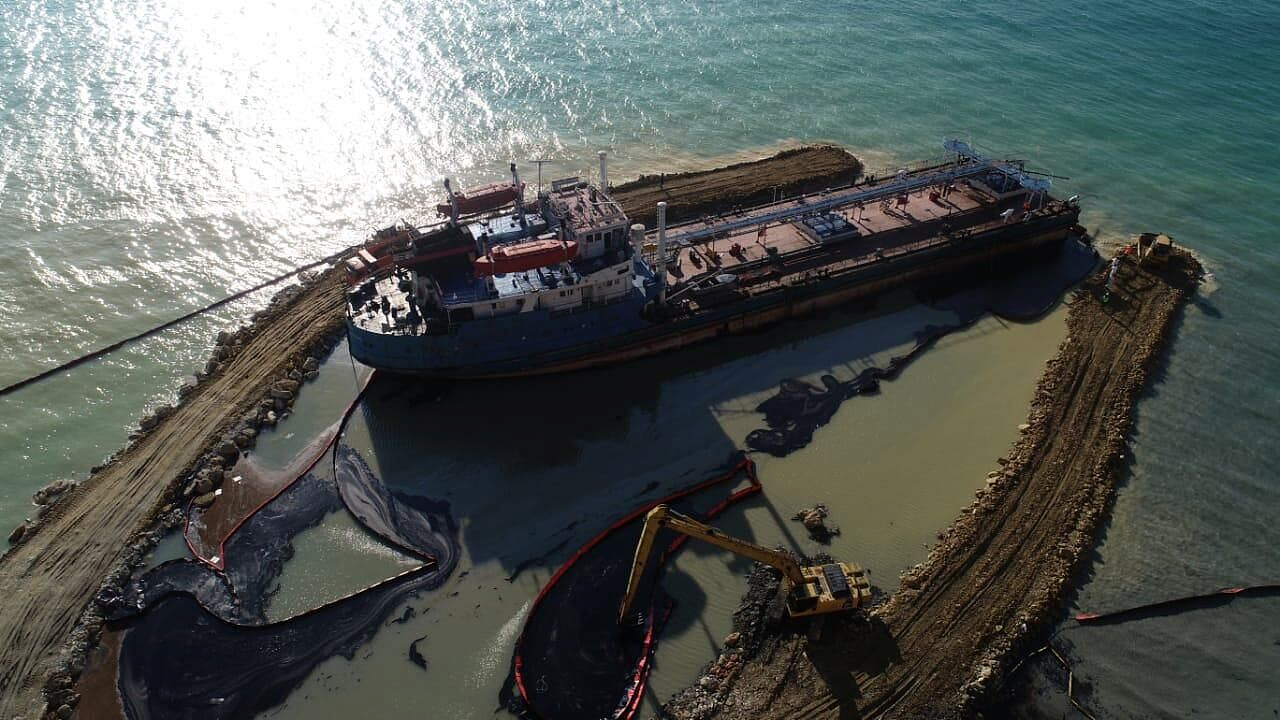 МЧС рассказало об очистке от мазута места крушения танкера "Волгонефть-239"