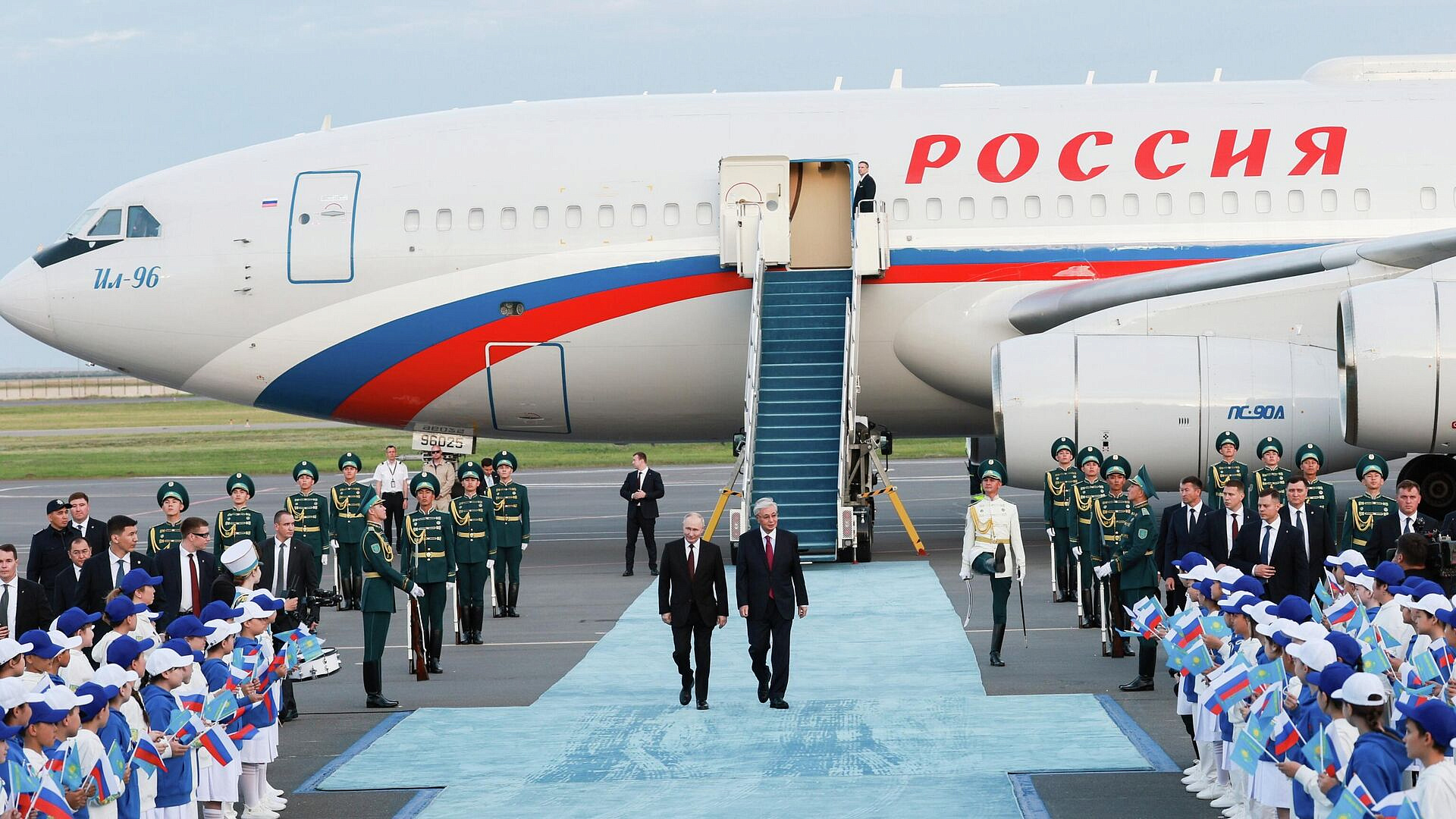 Кортеж Путина с воздуха сопровождает вертолет