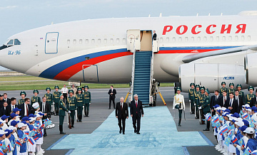 Кортеж Путина с воздуха сопровождает вертолет