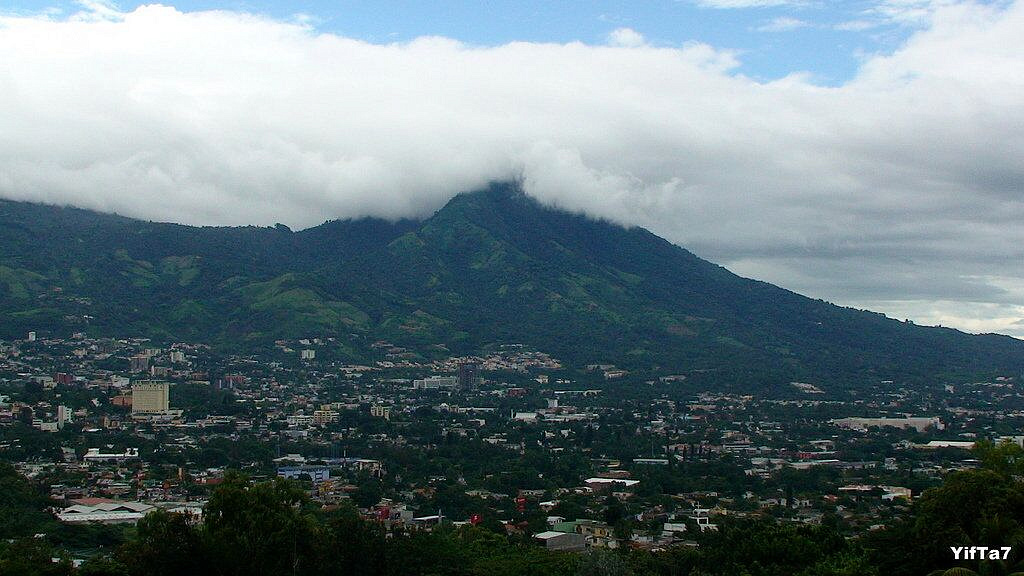 Президент Сальвадора готов принять преступников из США