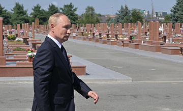 Путин возложил цветы к мемориалу в школе в Беслане