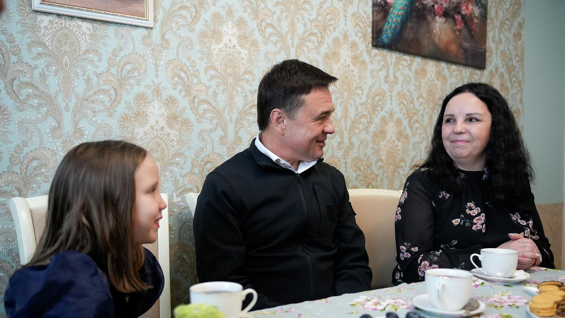 Губернатор Подмосковья поздравил с 8 Марта семью кавалера Ордена Мужества