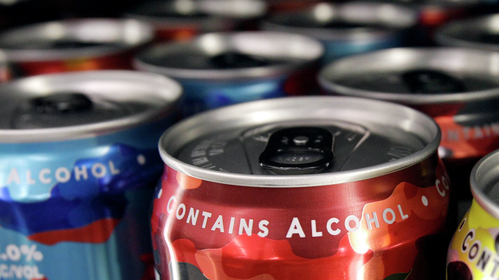 В России с 1 марта запретят продажу энергетиков несовершеннолетним