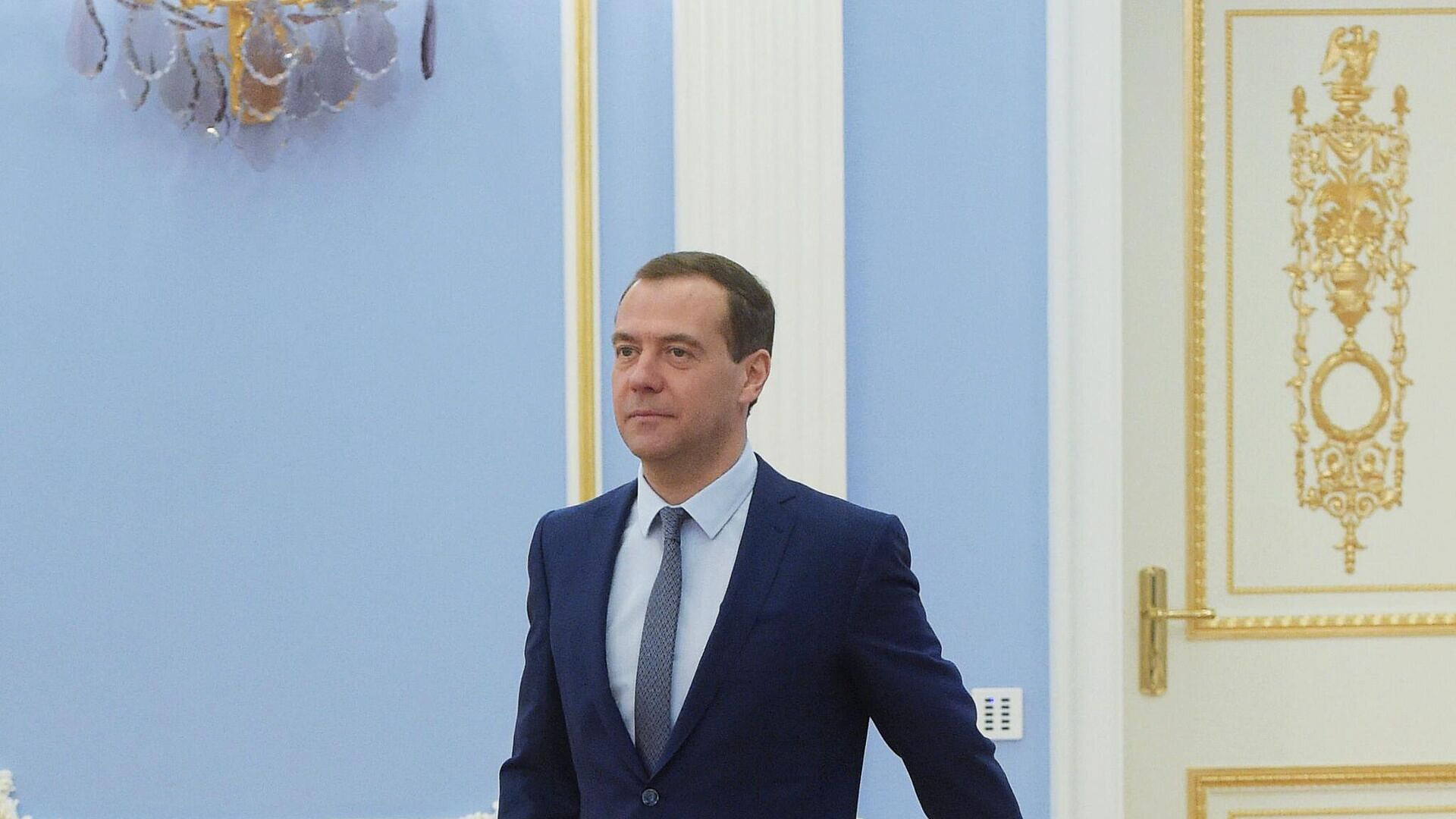 Мигрантам нужно давать возможность жить в России, заявил Медведев