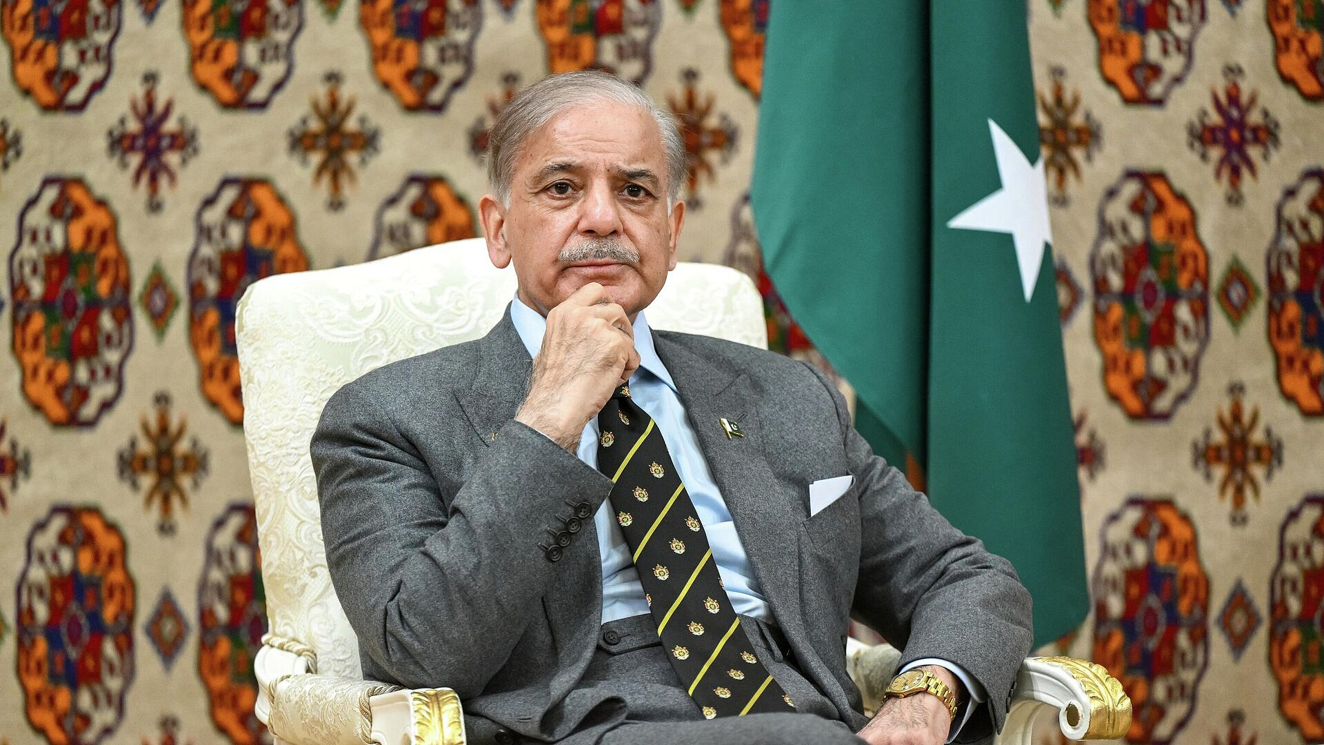 Премьер Пакистана сообщил о телефонном разговоре с Пезешкианом