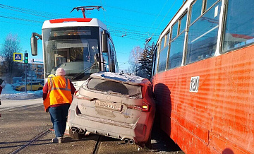 В Омске девушку на BMW зажало между трамваями