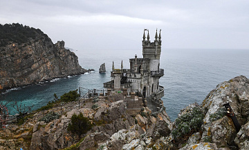 В Крыму посетитель замка сбросил кошку с балкона