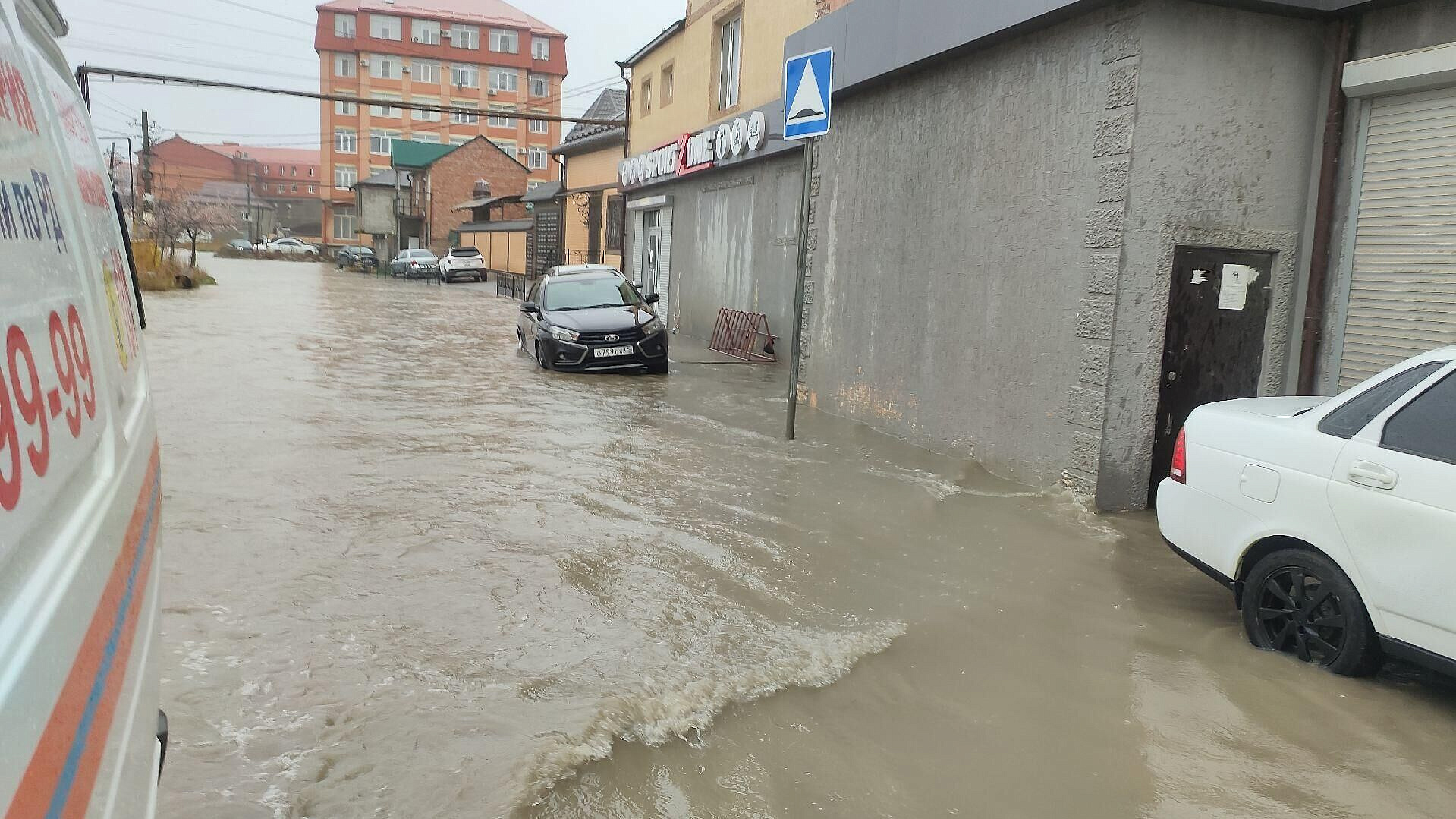 В Махачкале дождь вновь затопил улицы