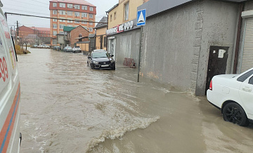 В Махачкале дождь вновь затопил улицы