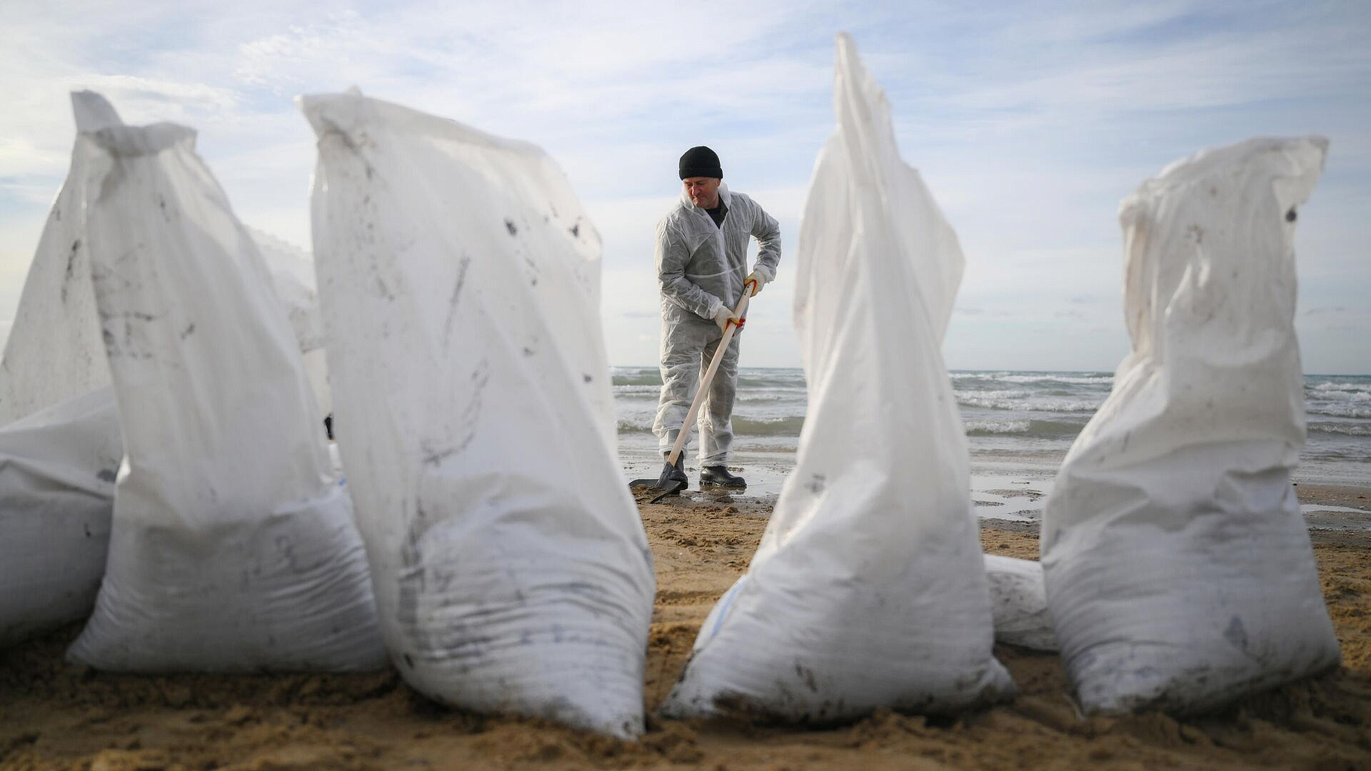 МЧС рассказало о работе по ликвидации последствий ЧП в Керченском проливе