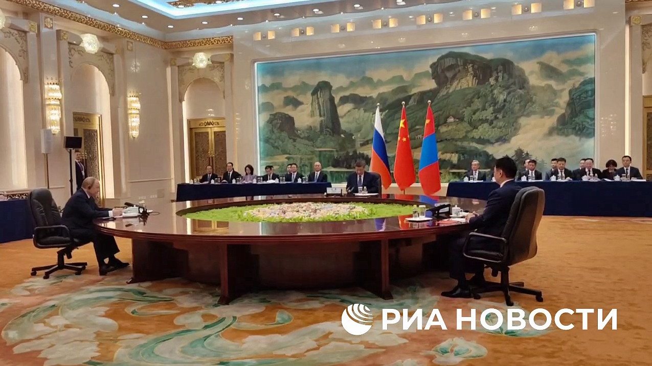 Путин использует многосторонние форматы для контактов, заявил Песков