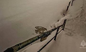 Омский школьник провалился под лед, спасая упавший телефон