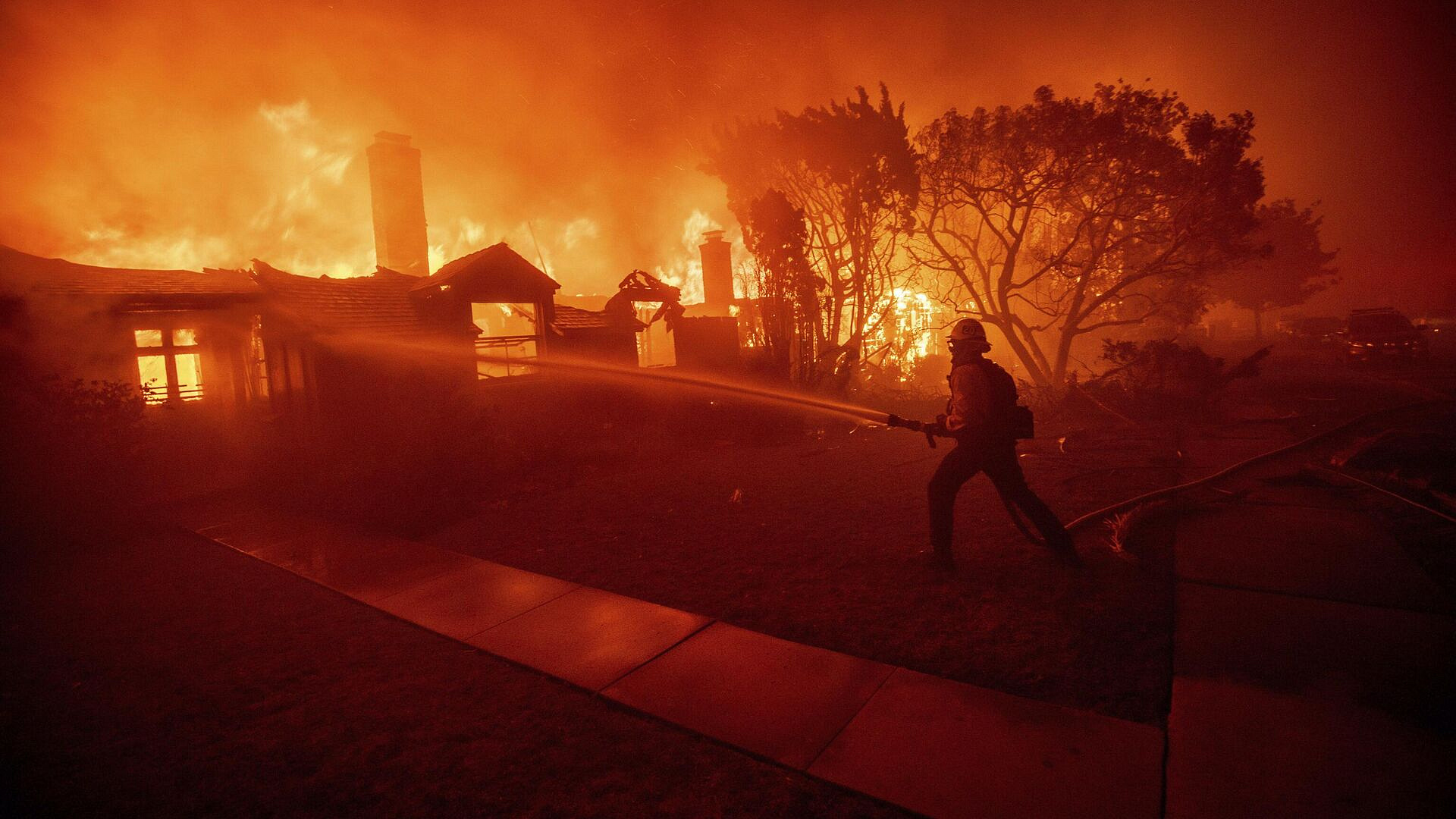 Число погибших при пожарах в Лос-Анджелесе выросло до десяти