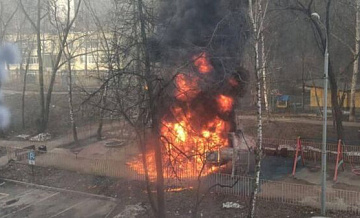 На юго-западе Москвы загорелось покрытие детского городка