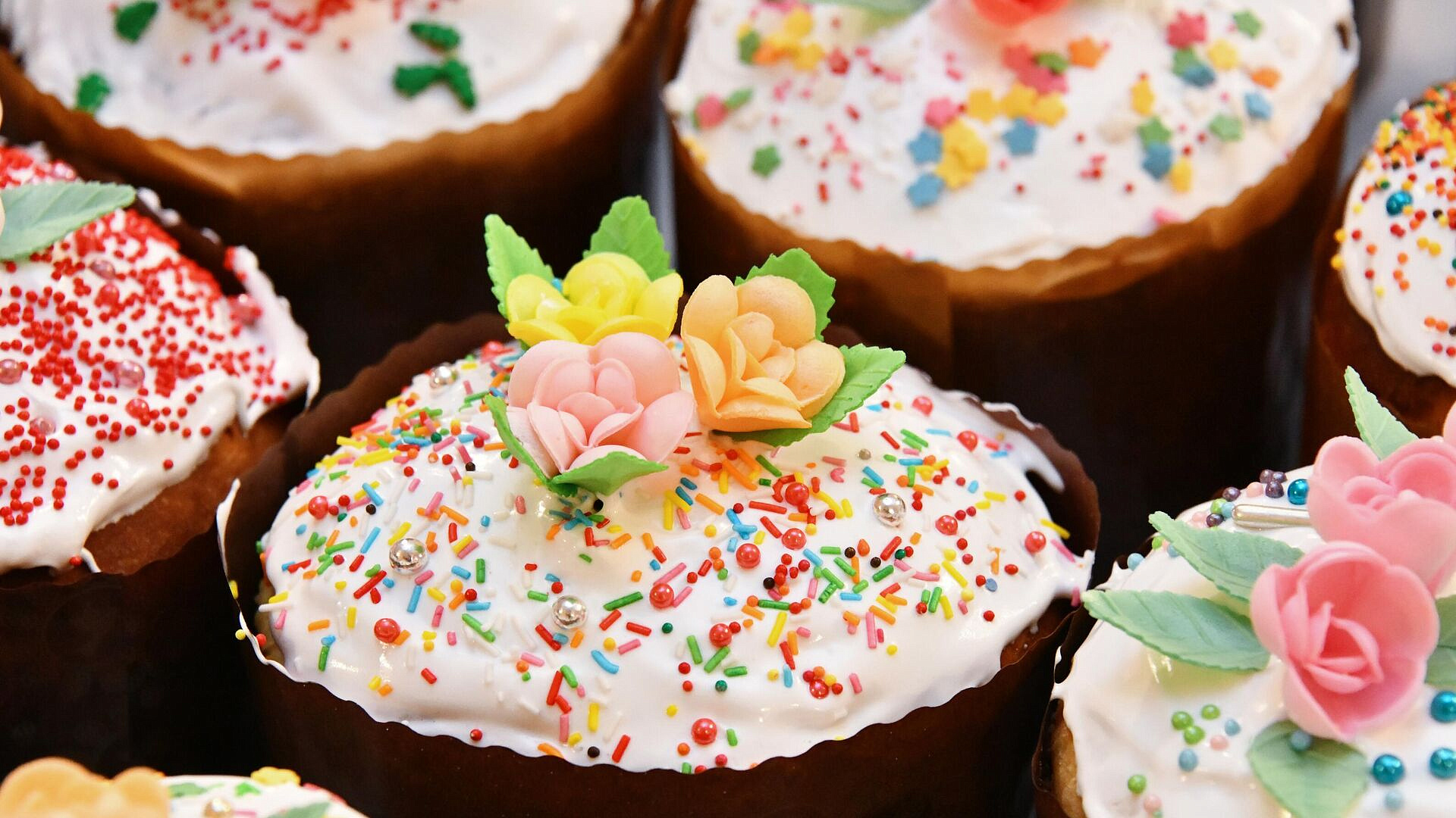 Военные пекари испекли для бойцов пасхальные куличи