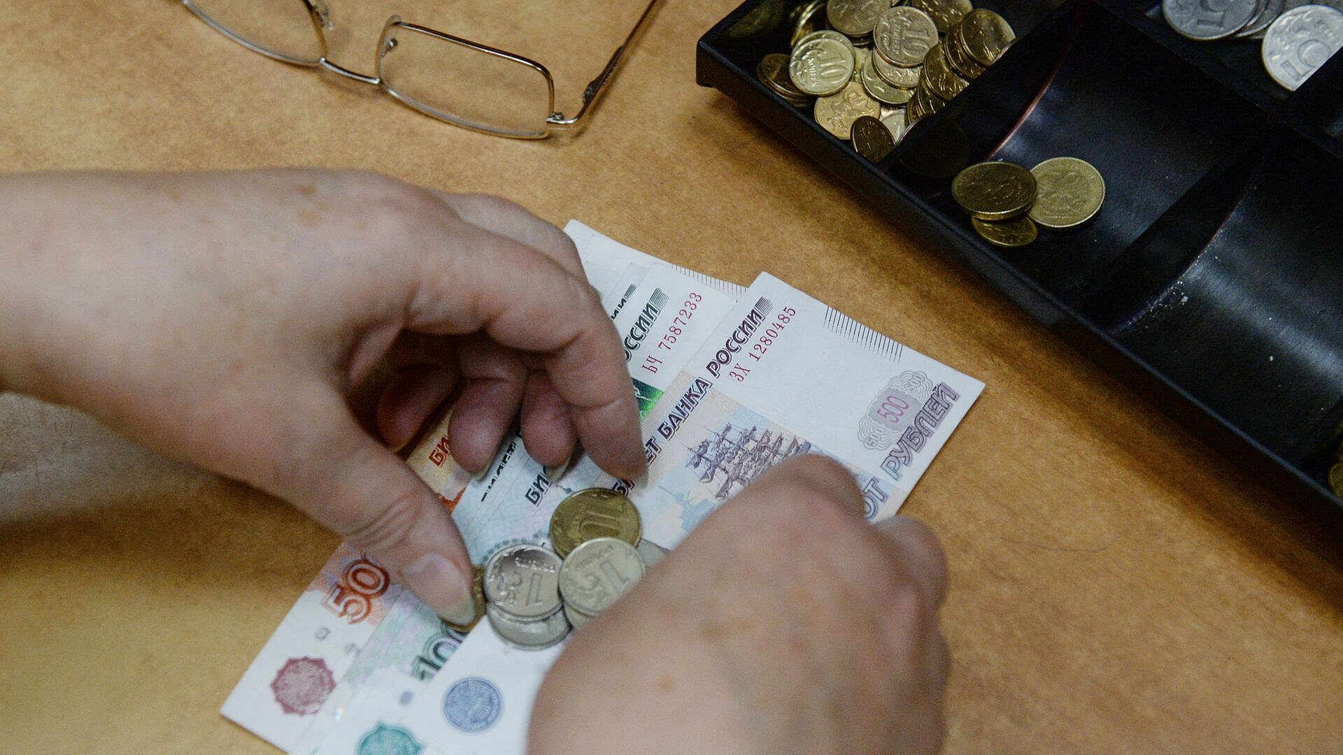 Часть россиян получат пенсии в июне досрочно​