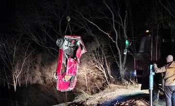 В Приморье по вине водителя без прав опрокинулась иномарка